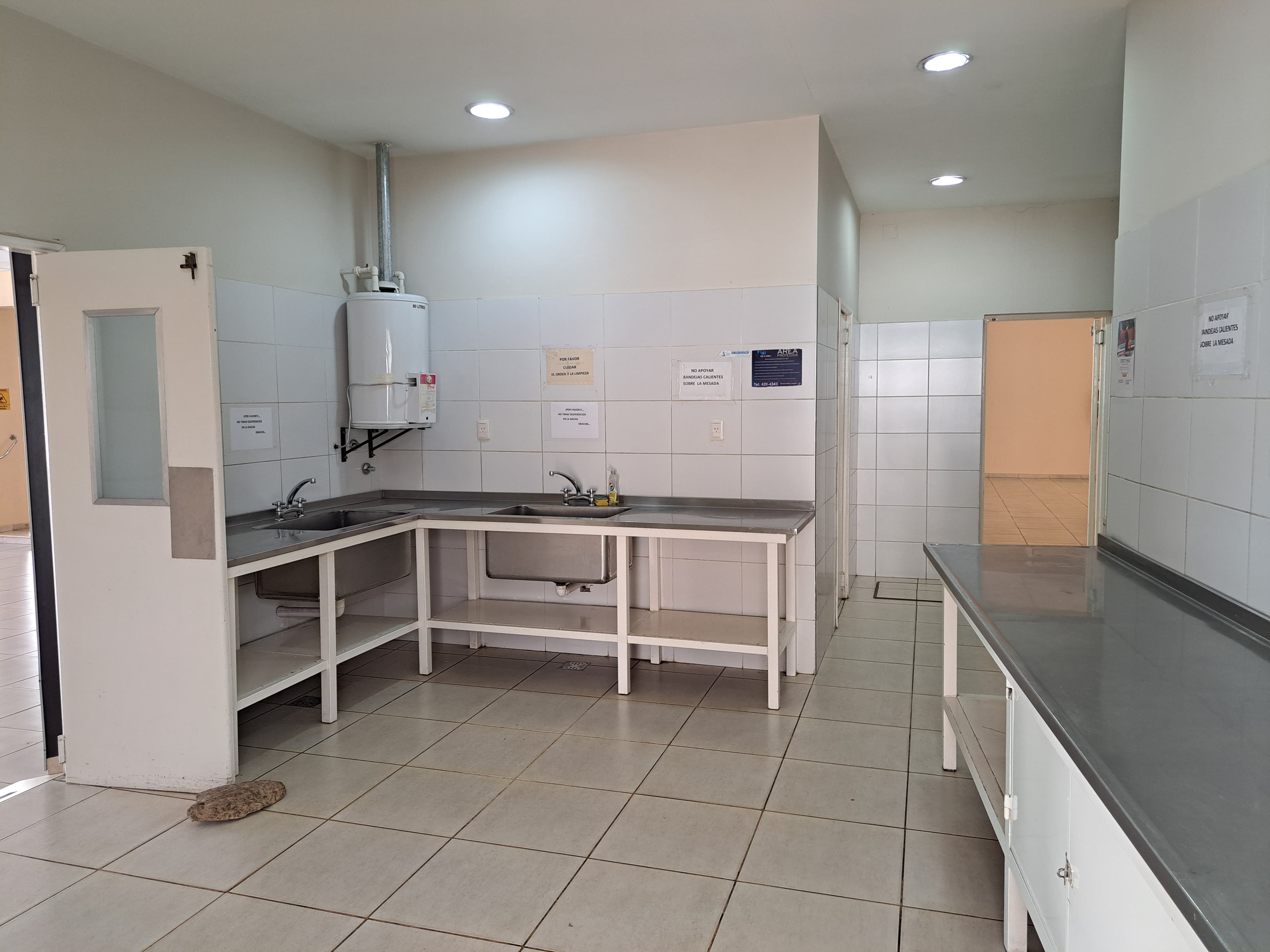Sector del salón con pantalla y escenario
