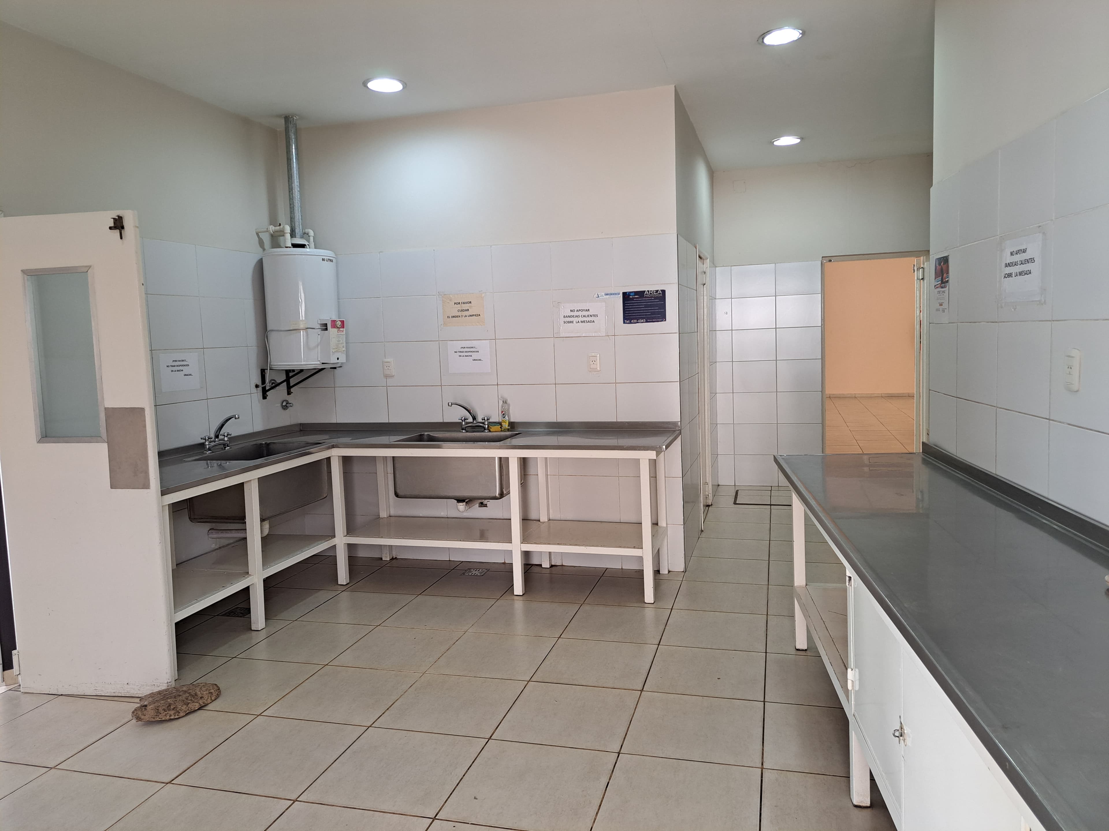 Salón preparado para un encuentro institucional