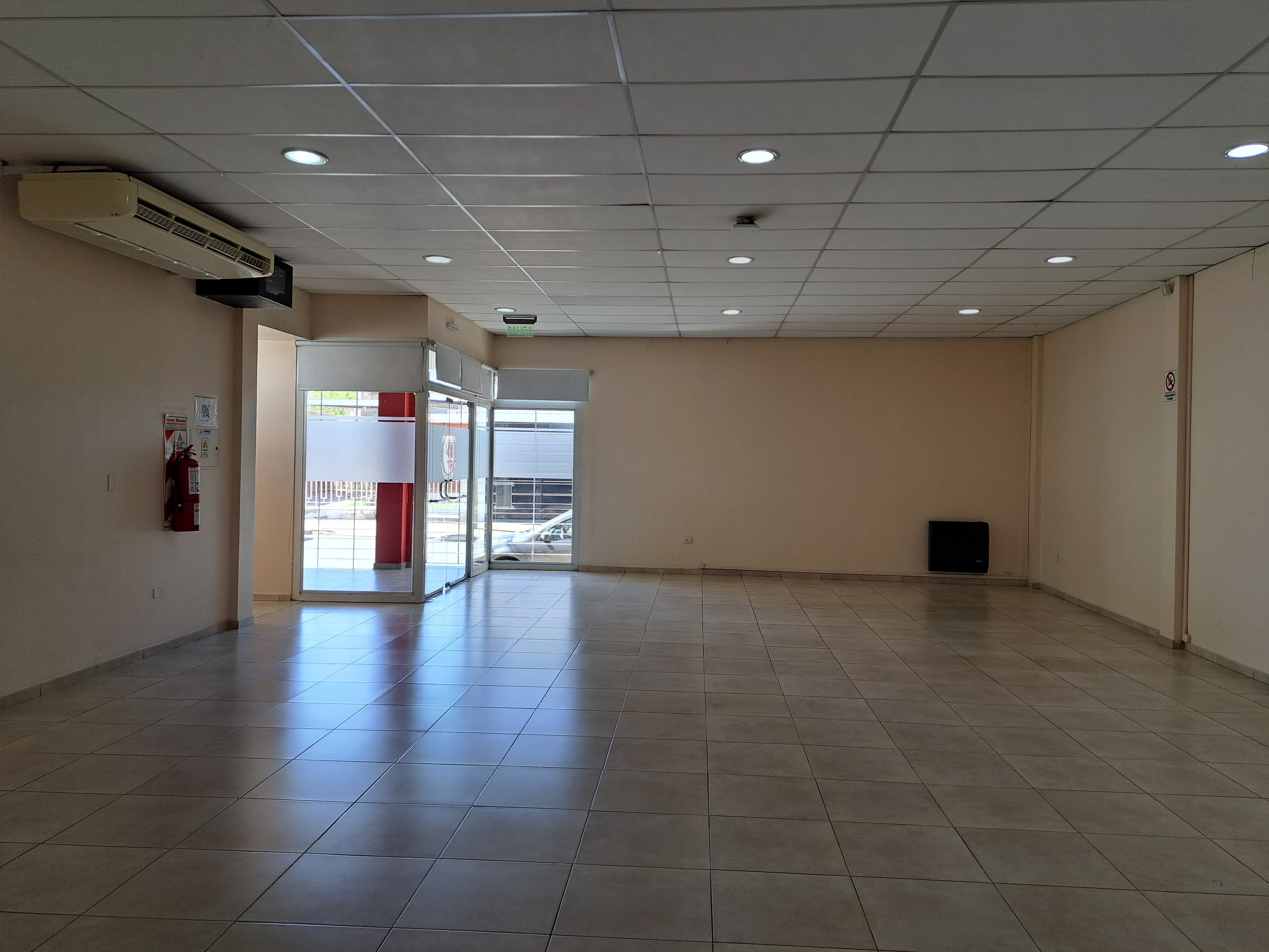 Escenario y butacas del salón de eventos