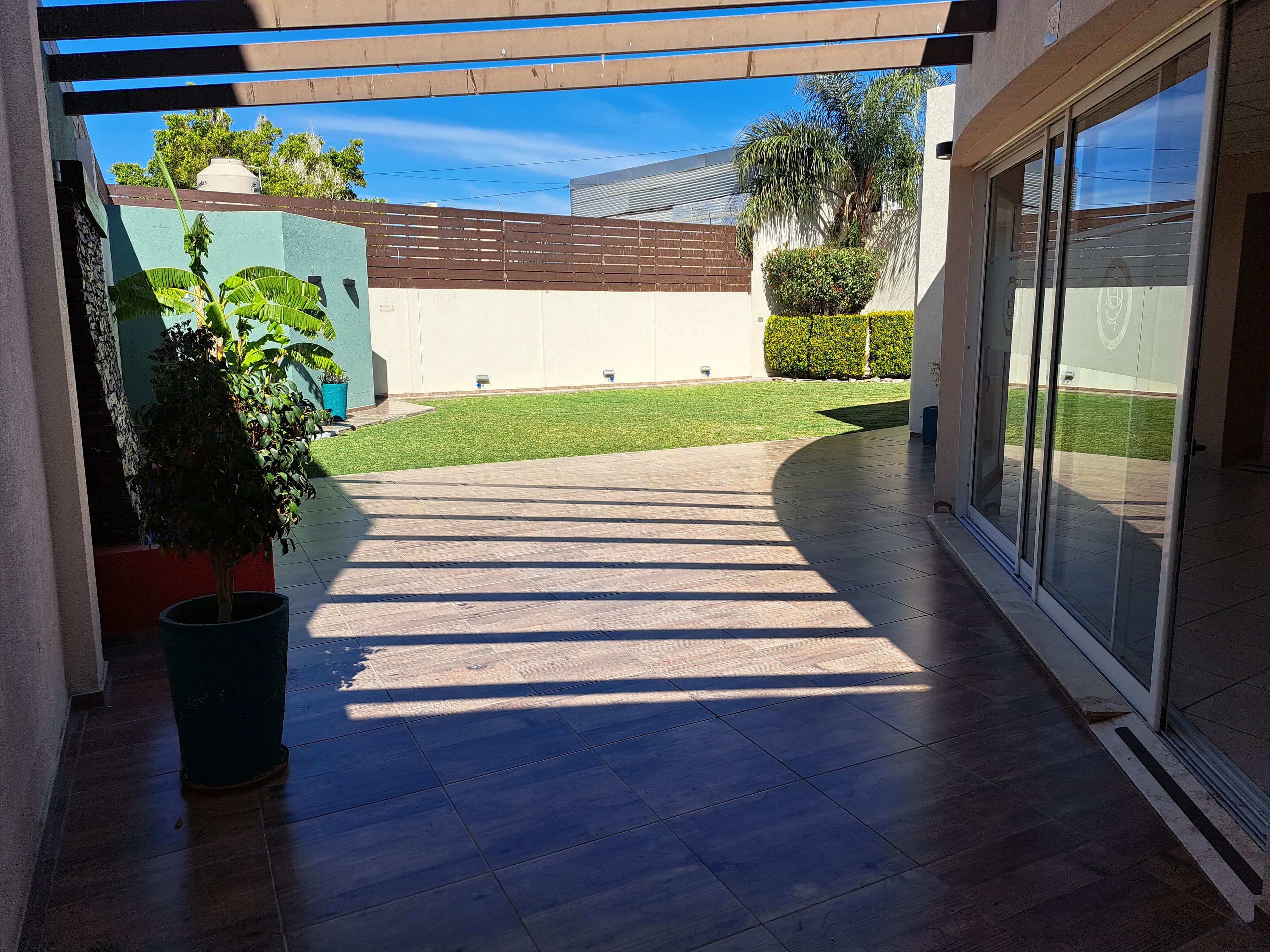 Vista lateral del salón de eventos