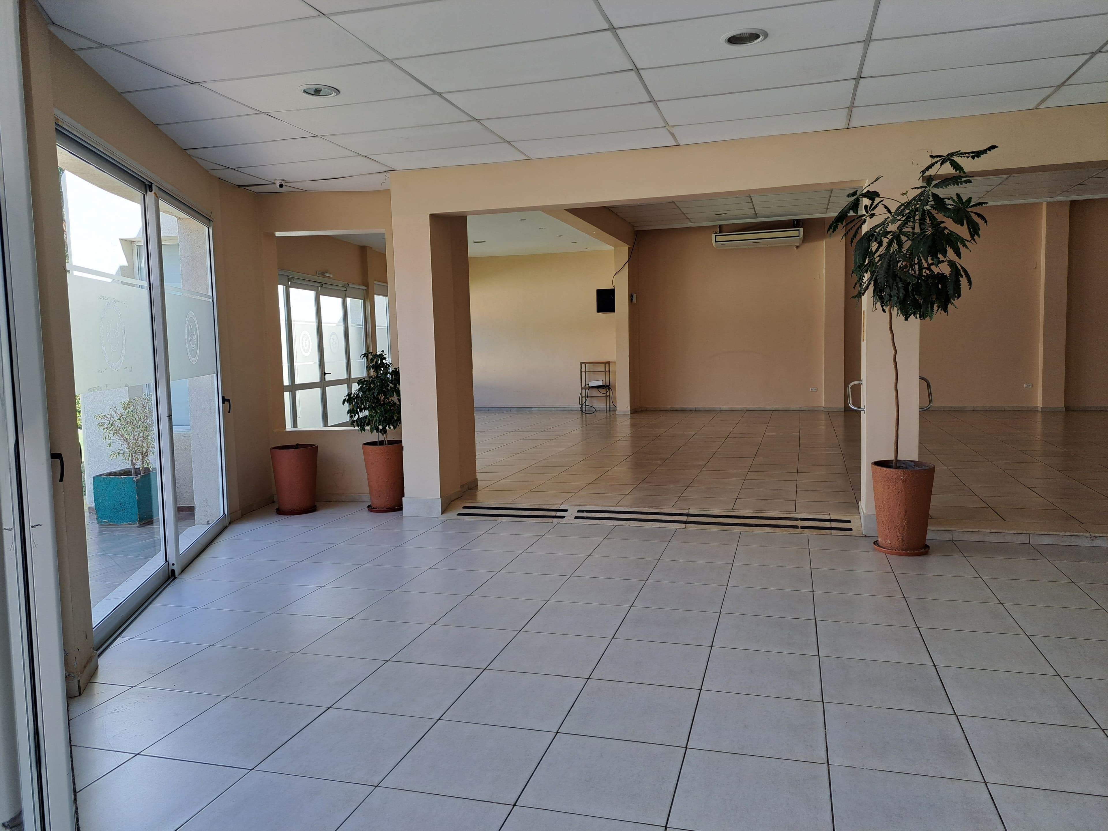 Vista del salón preparado para una jornada institucional