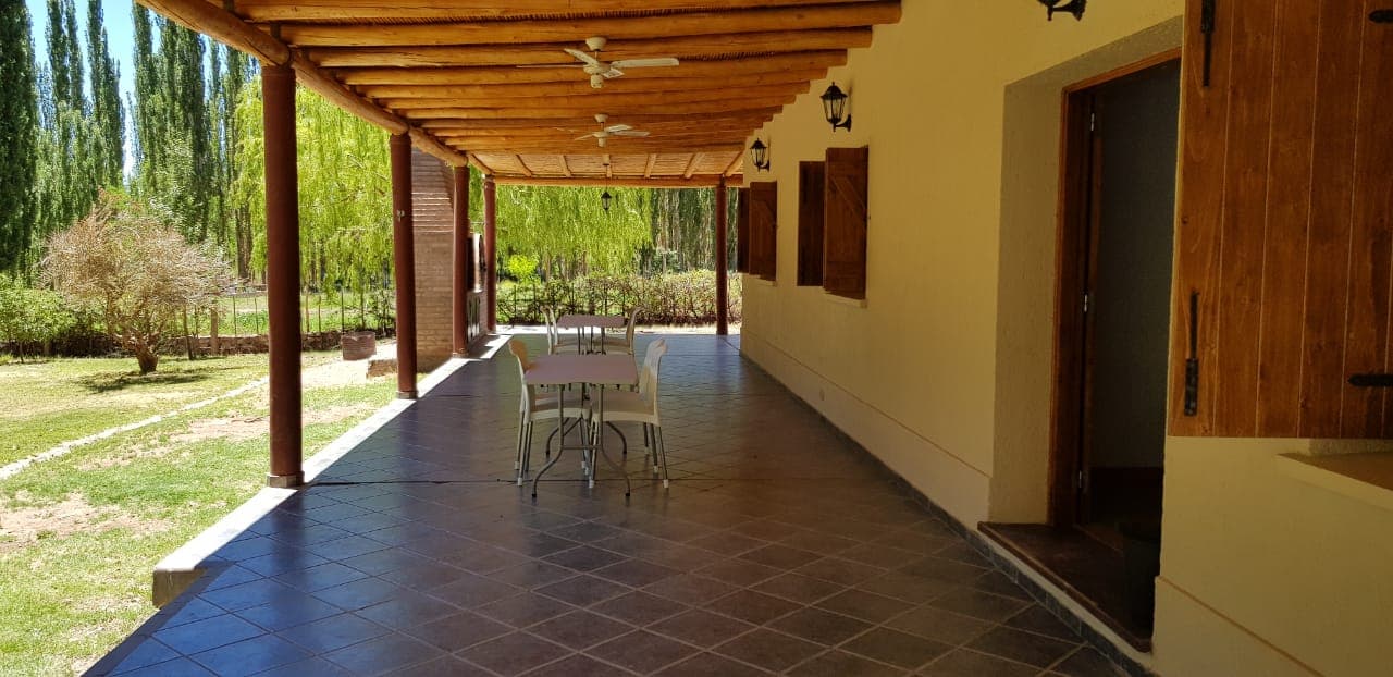 Galería y espacio verde en La Botica, Barreal